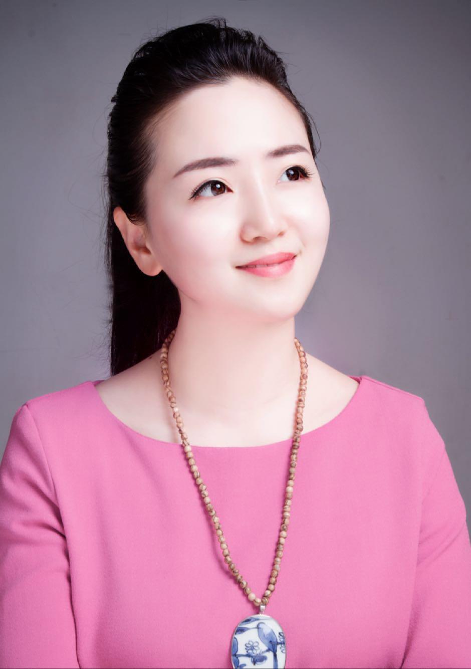 郑康宜女，1985年生于景德镇，2006年毕业以后一直从事陶瓷艺术。现为江西省工艺美术师，景德镇市陶瓷协会会员。
